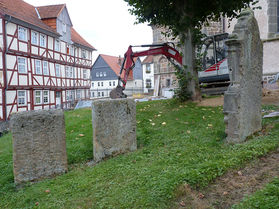 Pflaster- und Treppenarbeiten an St. Crescentius (Foto:Karl-Franz Thiede)